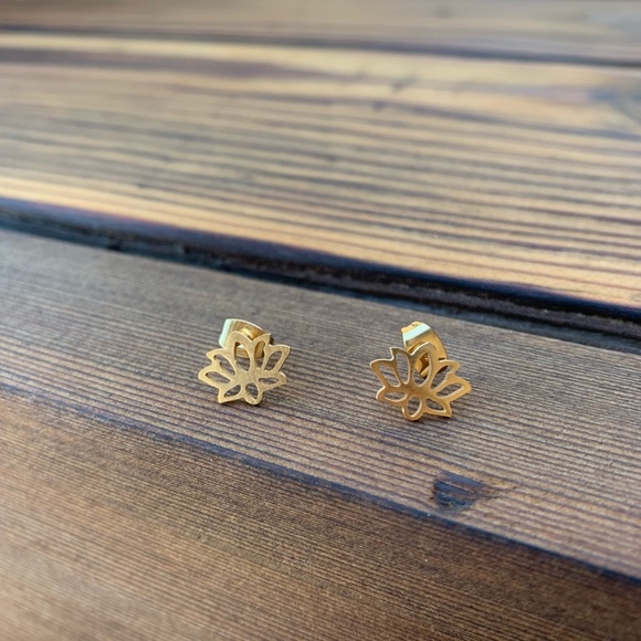 STAINLESS STEEL ♡ Flor Stud Earrings - Picture 7 of 8